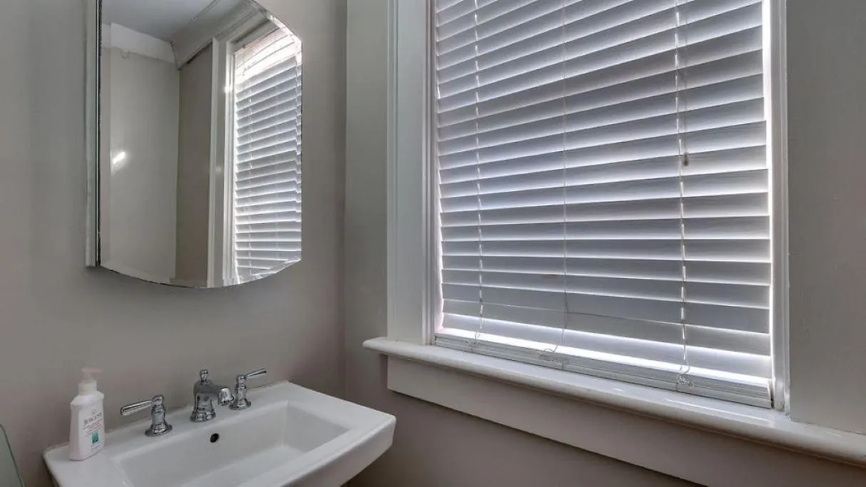 Apartment 201 York #3 - Homey Downtown 2 Bedroom Steps From The River Savannah